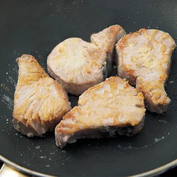 「かつおのコンフィ」は小麦粉をまぶしてこんがりと焼く。臭みがとれてこうばしくなり、パンと合うように。