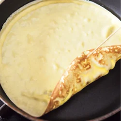 生地を返すときは、竹串や菜箸で縁を持ち上げてから指先でつまむのがおすすめ。やけどには注意して。