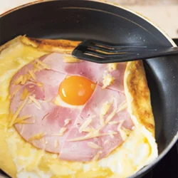 フライ返しで4辺を少し折ってから軽く押さえて四角い形にし、お店っぽく。