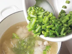 豆類は先に下ゆでして刻み、最後にスープに加えるようにすると、色の鮮やかさがキープできる。