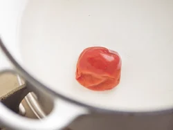 種を除かずにそのまま入れて約10分煮ると、梅からうまみと絶妙な塩味が。甘みのついていない梅干しがおすすめ。