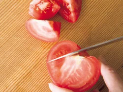 トマトはくし形切りにすると、果肉と種の部分がはずれやすいため、生で食べるなら一口大の乱切りにするのがおすすめ。