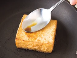 こんがりと焼いた厚揚げに薄くしょうゆをぬってこうばしく、ほんのり味もつける。