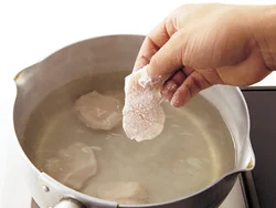 とりむね肉に片栗粉を薄くまぶすことで、うまみとジューシーさを閉じ込める。