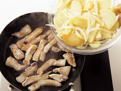 じゃがいもと玉ねぎは蒸し焼きにしておき、最後に焼いた豚肉と合わせると炒めやすい。
