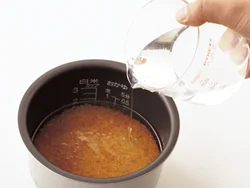 炊き込みご飯は、米に調味料を加えてから、普通の水加減にすると間違いなし！