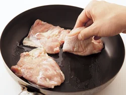 とり肉は皮目を下にして焼くと、皮がカリッと焼け、身が縮まずジューシーに仕上がる。