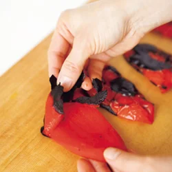 パプリカは皮を真っ黒になるまで焼くと、するりとむける。