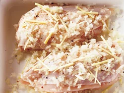 むね肉に香味野菜や油をからめつつ室温にもどす。風味もついて、しっとり焼き上がる。