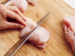 肉の繊維に沿うようにそぎ切りにすることで、やわらかに。