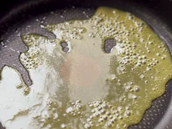 オレンジジュースをバターと煮詰めて、むね肉に合うソースに。