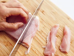 むね肉は開いて縦半分に切ってから、繊維に沿うように棒状に切る。