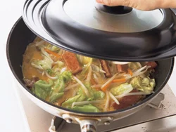 蒸し焼きにして、野菜の水分を逃さず、卵をふんわりと仕上げる。