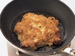 こんがりと焼き色がつくまで、２回返して揚げ焼きにすると、サクッとした食感になる。