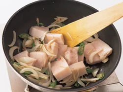 かじきは少し大きめに切って炒める。淡泊な味はクリーミーなカレーと相性抜群！