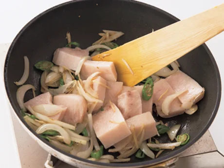 かじきは少し大きめに切って炒める。淡泊な味はクリーミーなカレーと相性抜群!