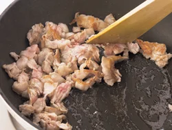 豚肉を先にしっかりと炒めて脂を出す。脂のうまみがおいしさのポイント。