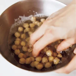 ひよこ豆は水で洗うとぬめりが取れ、味わいがよくなる。