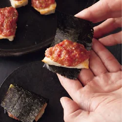 一口サイズにして、のりで巻いて食べる