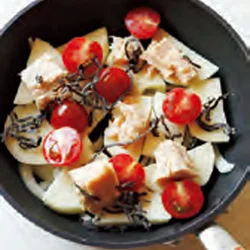 小さめのフライパンを使い、材料を重ねて蒸し煮にすると、煮くずれしにくい。