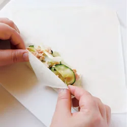 包むときは少し平らになるように巻くと、少なめの油でもきれいに揚がる。
