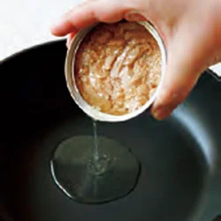 ツナ缶の油を使って炒めれば、風味豊かな味わいに。むだも出ず一石二鳥。