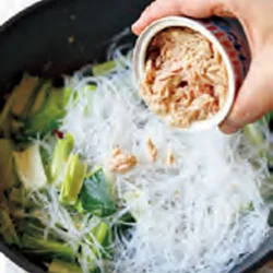 具を炒めたところに、ツナを缶汁ごと入れる。はるさめがうまみを吸っておいしくなる。