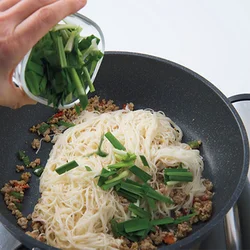 にらは食感を残し、色よく仕上げるため、最後に加えてさっと火を通すくらいにする。