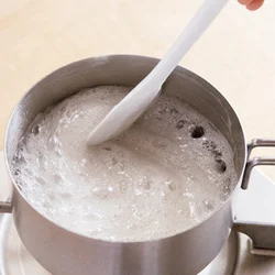 水、寒天、砂糖を火にかけるとぶくぶく泡立つが、中火のまま加熱して。焦げやすいので、混ぜながら加熱すること。