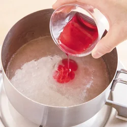 いったん火を止めてから、かき氷シロップを加える。熱いうちに手早く混ぜればむらにならない。