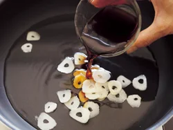 フライパンににんにく、水、めんつゆを入れる。たったこれだけで風味豊かな煮汁になる。にんにくたっぷりでスタミナ味に。