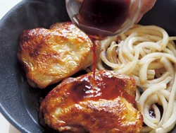 とり肉の両面がこんがりと焼き上がり、玉ねぎがしんなりしたらめんつゆとおろししょうがを混ぜて加え、全体にからめて。