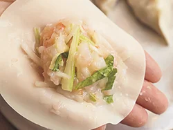 セロリ、セロリの葉、しょうがをたっぷり入れて香りのよいあんに。歯ざわりもよい。