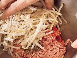 もやしは長いまま入れて、練り混ぜながらポキポキと細かく折る。加熱してももやしの食感は残る。