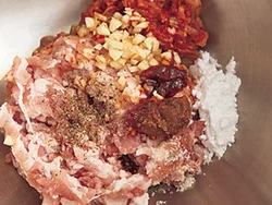 豚肉はひき肉ではなく、脂の多いバラ肉をたたいたもの。ジューシーさに加え、かみごたえが出る。