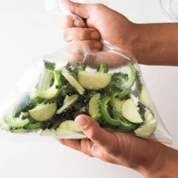 なすとゴーヤーはポリ袋に入れ、塩をなじませる。しんなりして食べやすい。