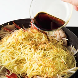 黒酢入りの合わせ調味料は、仕上げに入れて酸味と香りをきかせる。