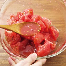 塩を加えることで汁けが出てくるので、料理によっては汁ごと使うとよい。