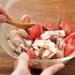 炒めたいかに、湯むき塩トマトを加えてあえるだけ。半生だからこそ、炒めたいかとのなじみがよい。