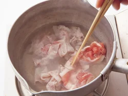 鍋の湯は少なめにし、火を止めてから肉を入れて火を通すと、ふんわりと仕上がる。