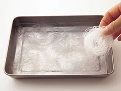 はるさめは約40℃の湯で半透明になるまでもどすと、ちょうどよいかたさになる。
