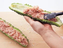 ゴーヤーの内側に片栗粉をふってから、肉だねをしっかり詰めると、はがれにくい。