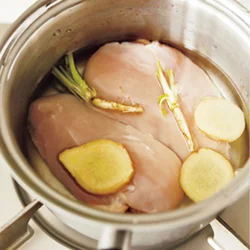 とり肉は香菜の根やしょうがを入れてゆでることで臭みが出にくくなる。