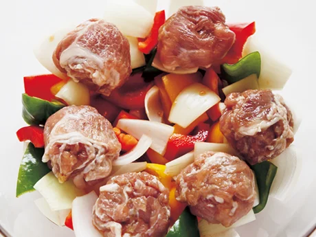 丸めた豚こまを野菜にのせてレンジ加熱。肉の脂で、油いらず