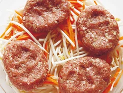 合いびき肉の脂でジューシーバーグに。肉のうまみを野菜に移す