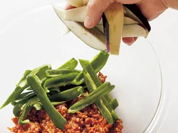 ひき肉あんと野菜を混ぜてレンジ加熱。肉汁が全体にいきわたる
