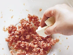 油をまぶしたひき肉に豆腐の水分も加わってジューシーに