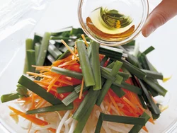 野菜を少しの油でマリネしてヘルシーでシャキシャキに