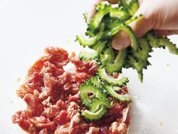 肉を少しの油でマリネして野菜にも油をいきわたらせる