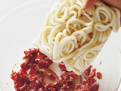 肉の下味に油を加えてほぐし、麺にもいきわたらせる